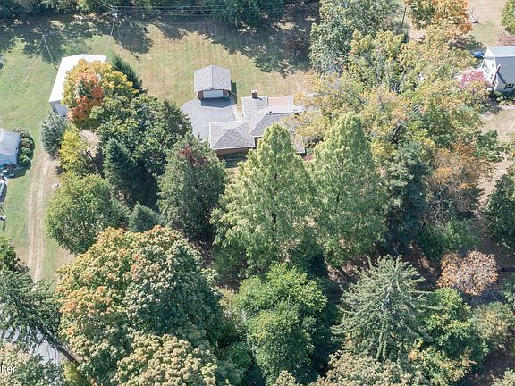 3rd image of 2706 Maxey Ln
