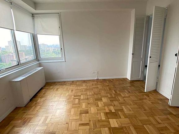 3rd image of 3333 Henry Hudson Pkwy APT 19D