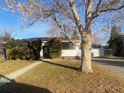 617 27th Ave NE — Photo 2