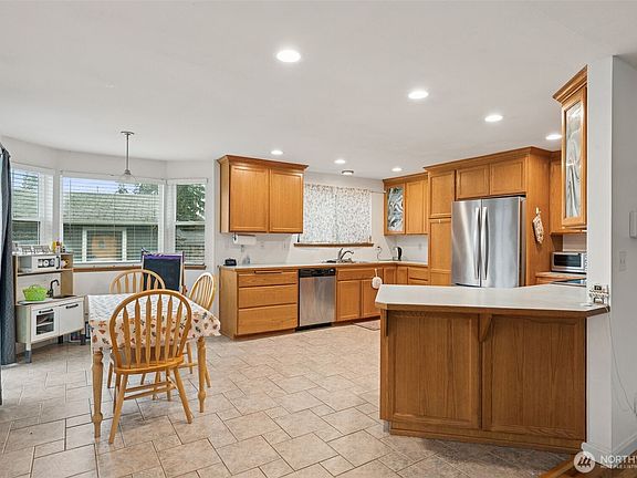 5th image of 1032 138th Street E