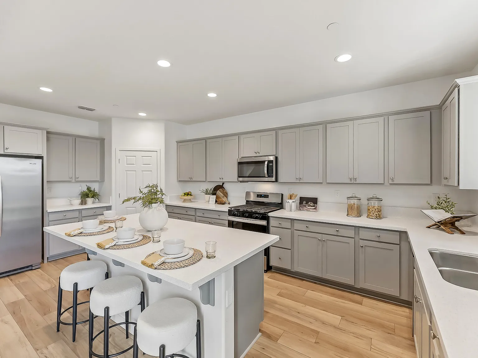 5 bed, 2790 sqft, $3,400 — Photo 3