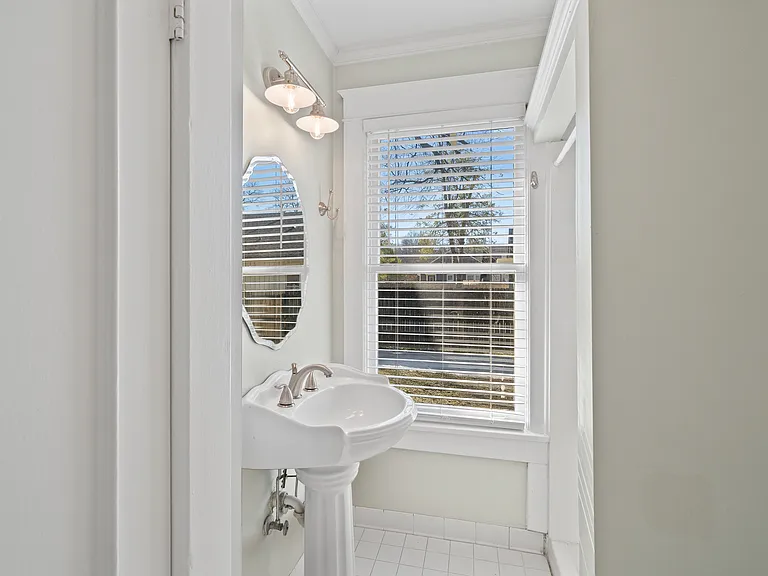573 Alexander St — Photo 18