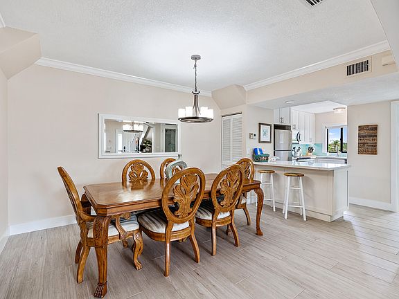 5th image of 680 Bella Vista Ct S