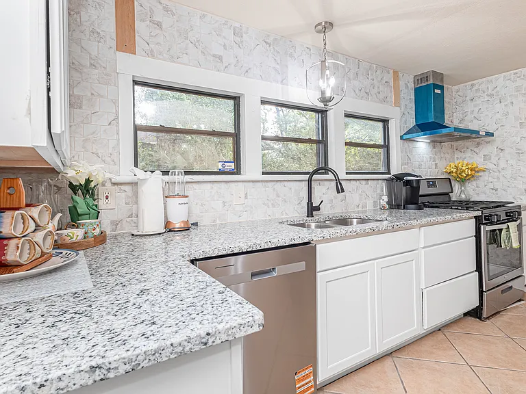 1724 E Maxwell St — Photo 21