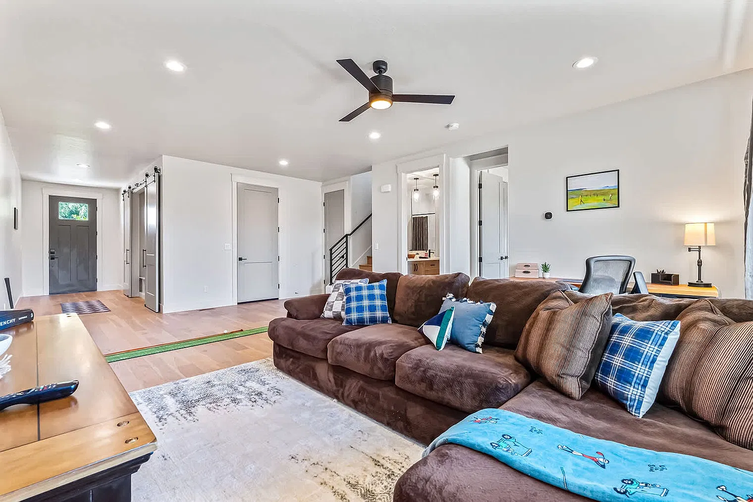 3 bed, 3.0 bath, 559 sqft, $6,470 — Photo 2