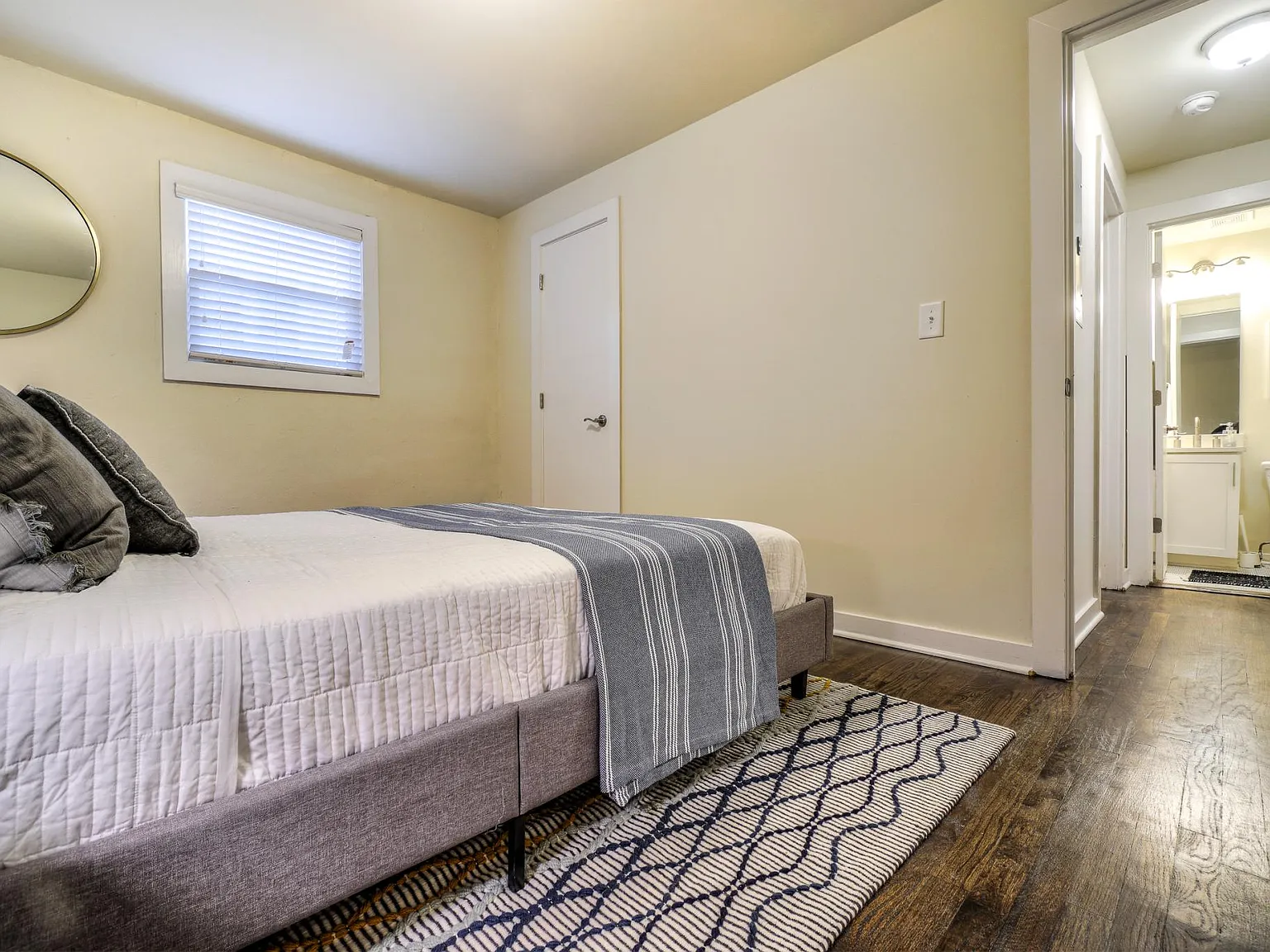 2 bed, 800 sqft, $1,700 — Photo 2