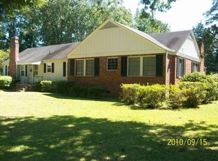 410 E Cavenaugh St, Wallace, NC 28466