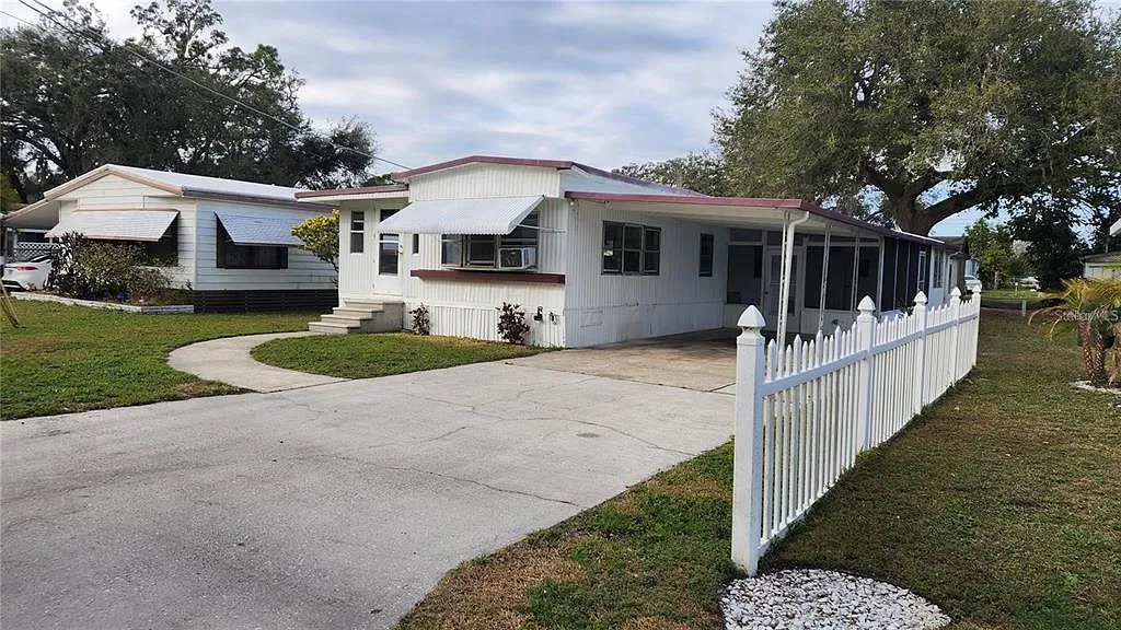 3 bed, 1.0 bath, 672 sqft, $1,200 — Photo 2