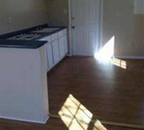 3rd image of 5528 Farnsworth Ave