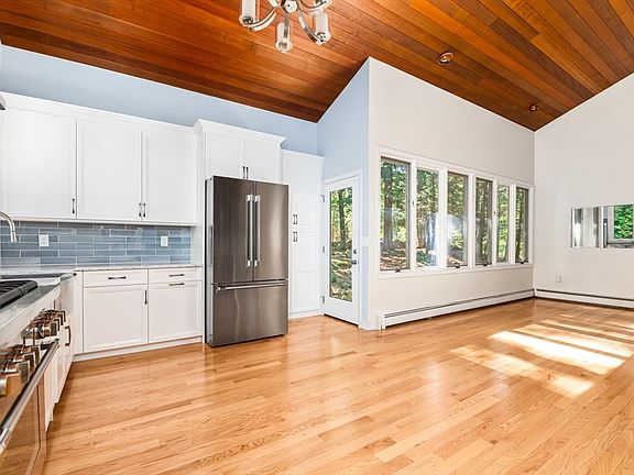 5th image of 18 Wildwood Dr