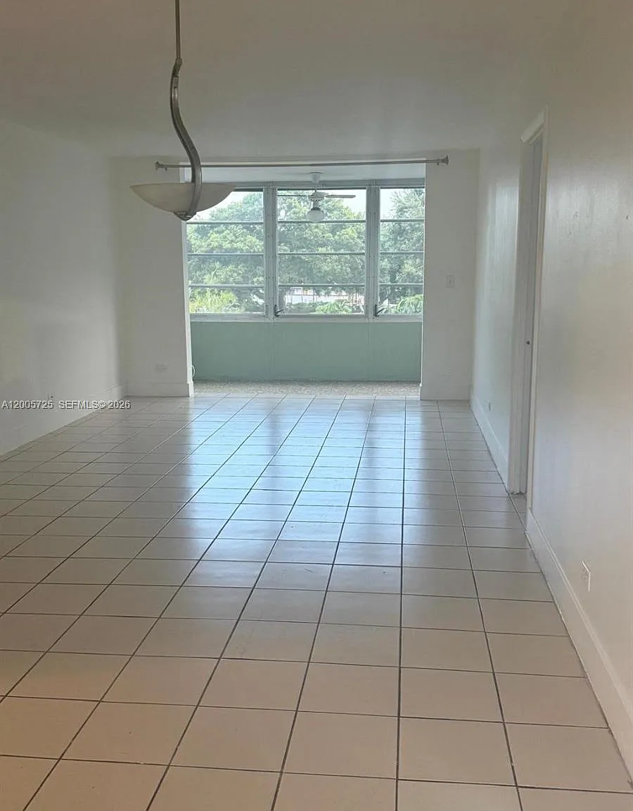 Royal Oaks Condo — Photo 1