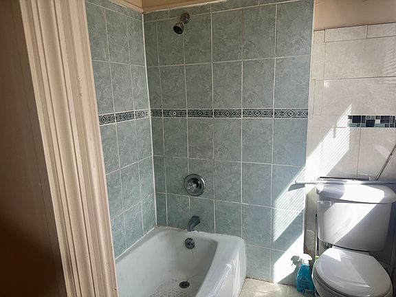 4th image of 142 Mallory Ave Floor 1