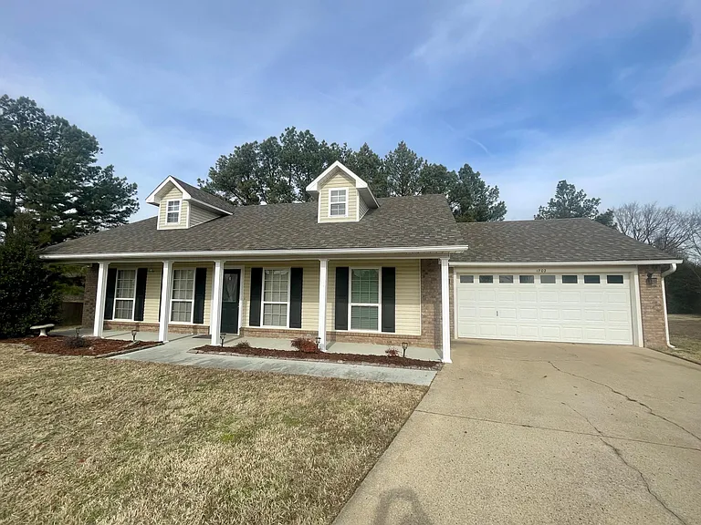 1702 Eastgate Cir — Photo 2