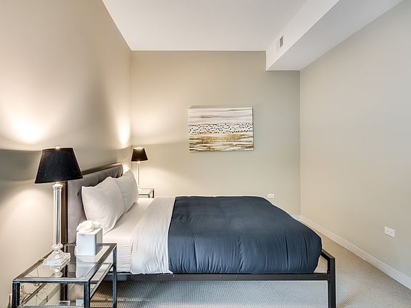 3rd image of 851 W Grand Ave #2/2