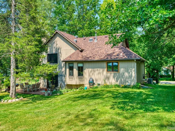 464 Fairwood Rd, Pinckney, MI 48169