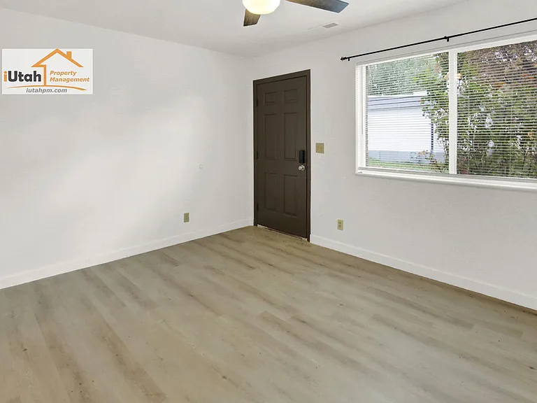 870 N Jackson Ave — Photo 4