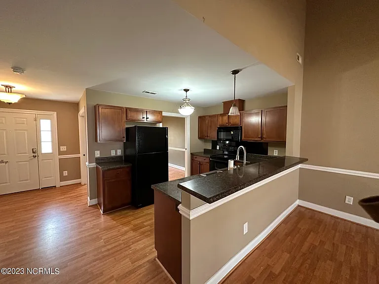 2533 Saddleback Dr #B — Photo 7