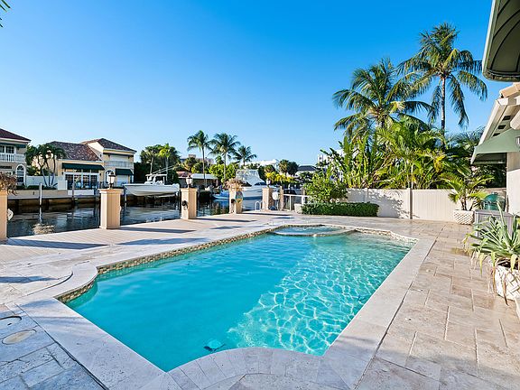 5th image of 413 Coconut Isle Dr