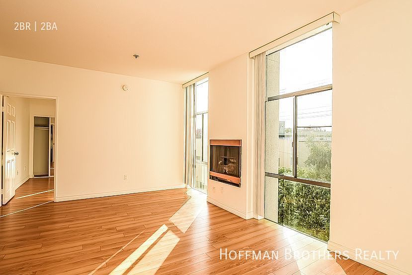 1st image of 125 N Doheny Dr #103A