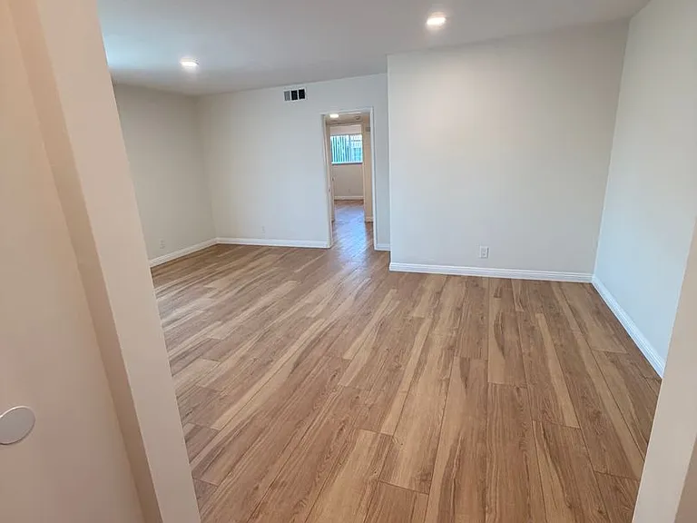 10500 La Reina Ave #E — Photo 5
