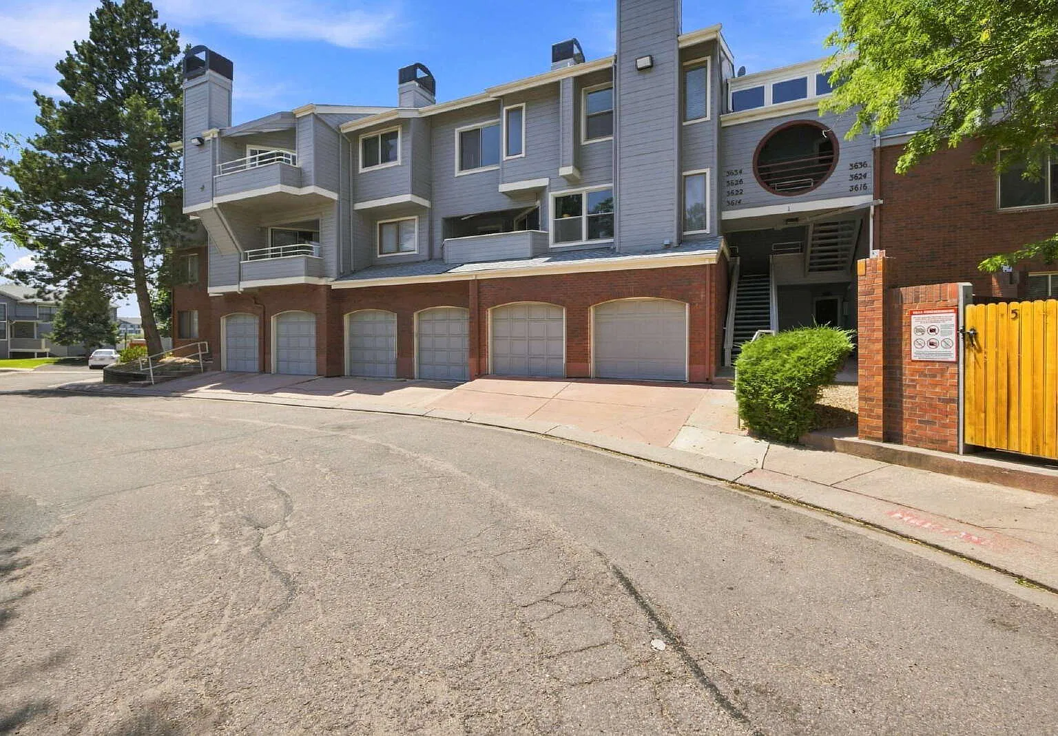 2 bed, 1.5 bath, 1035 sqft, $1,200 — Photo 2