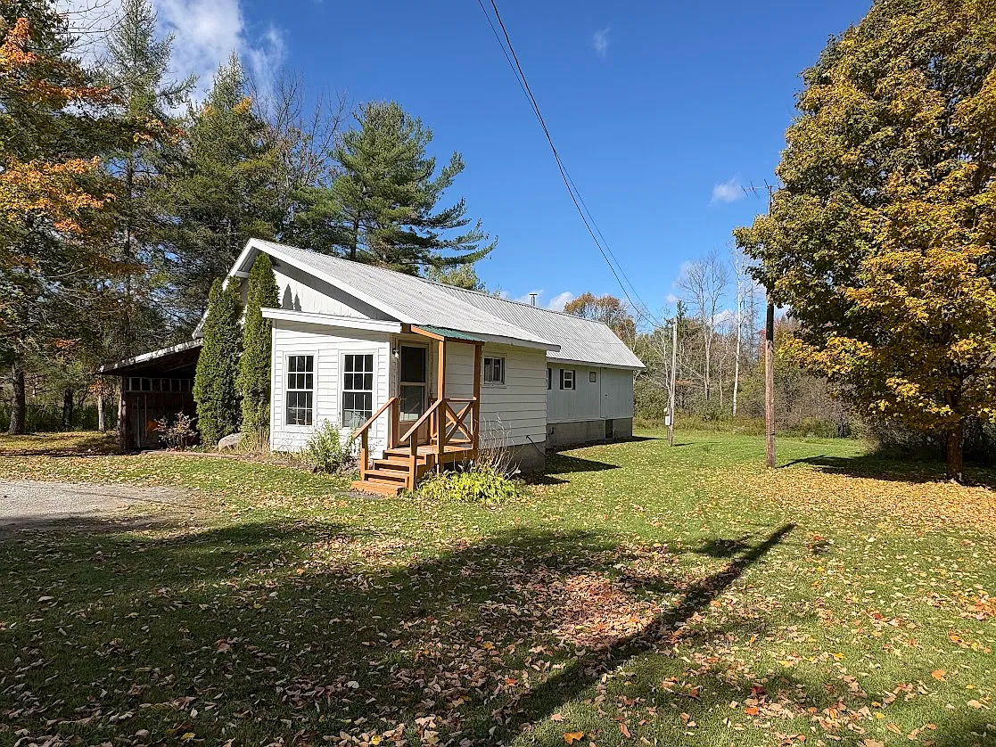 3 bed, 840 sqft, $900 — Photo 2
