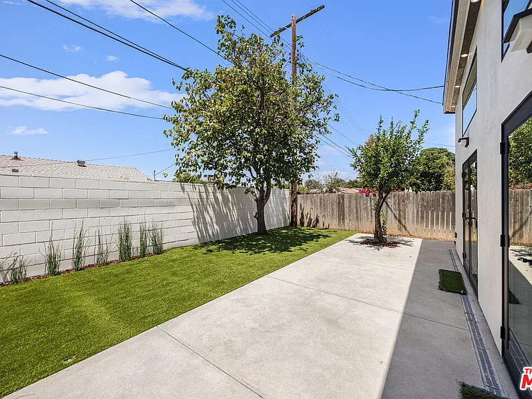7933 Zelzah Ave — Photo 23