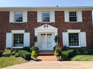 947 Lake Shore Rd, Grosse Pointe Shores, MI 48236