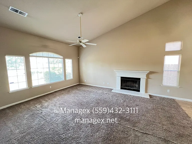 2360 E La Quinta Dr — Photo 2