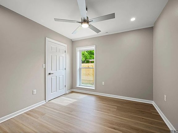 4th image of 10021 Avenue B