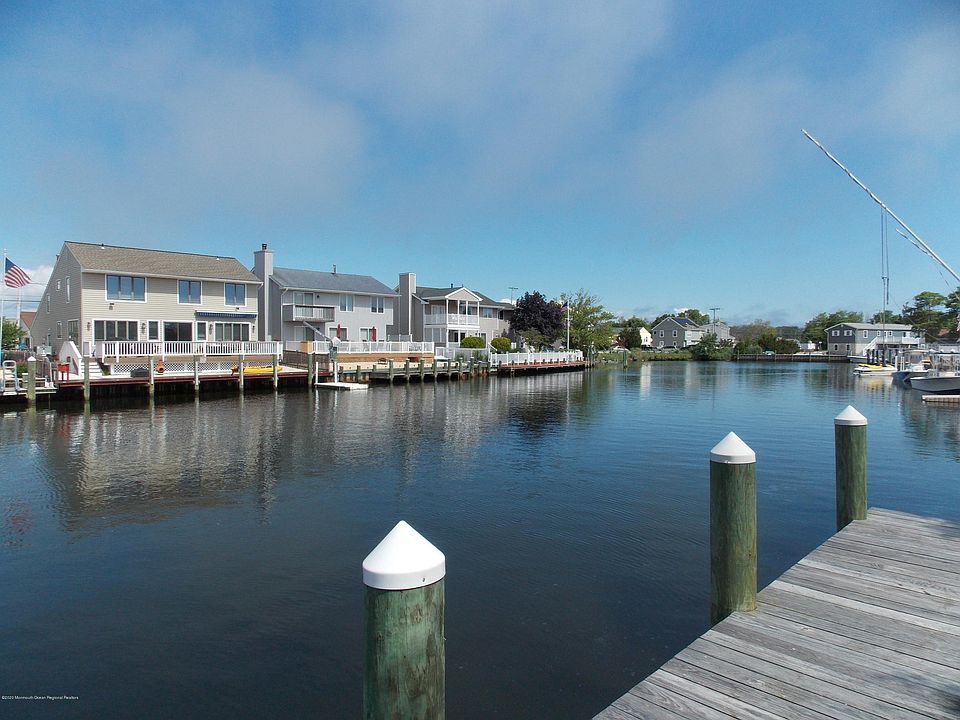 1st image of 24 Carlyle Dr