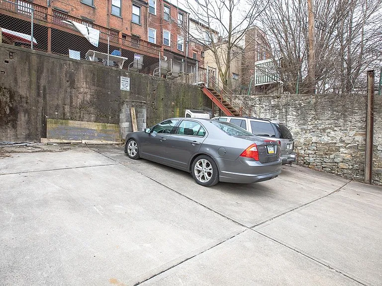 413 E Carson St — Photo 19