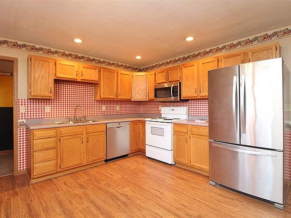 3rd image of 816 Mitchell Dr