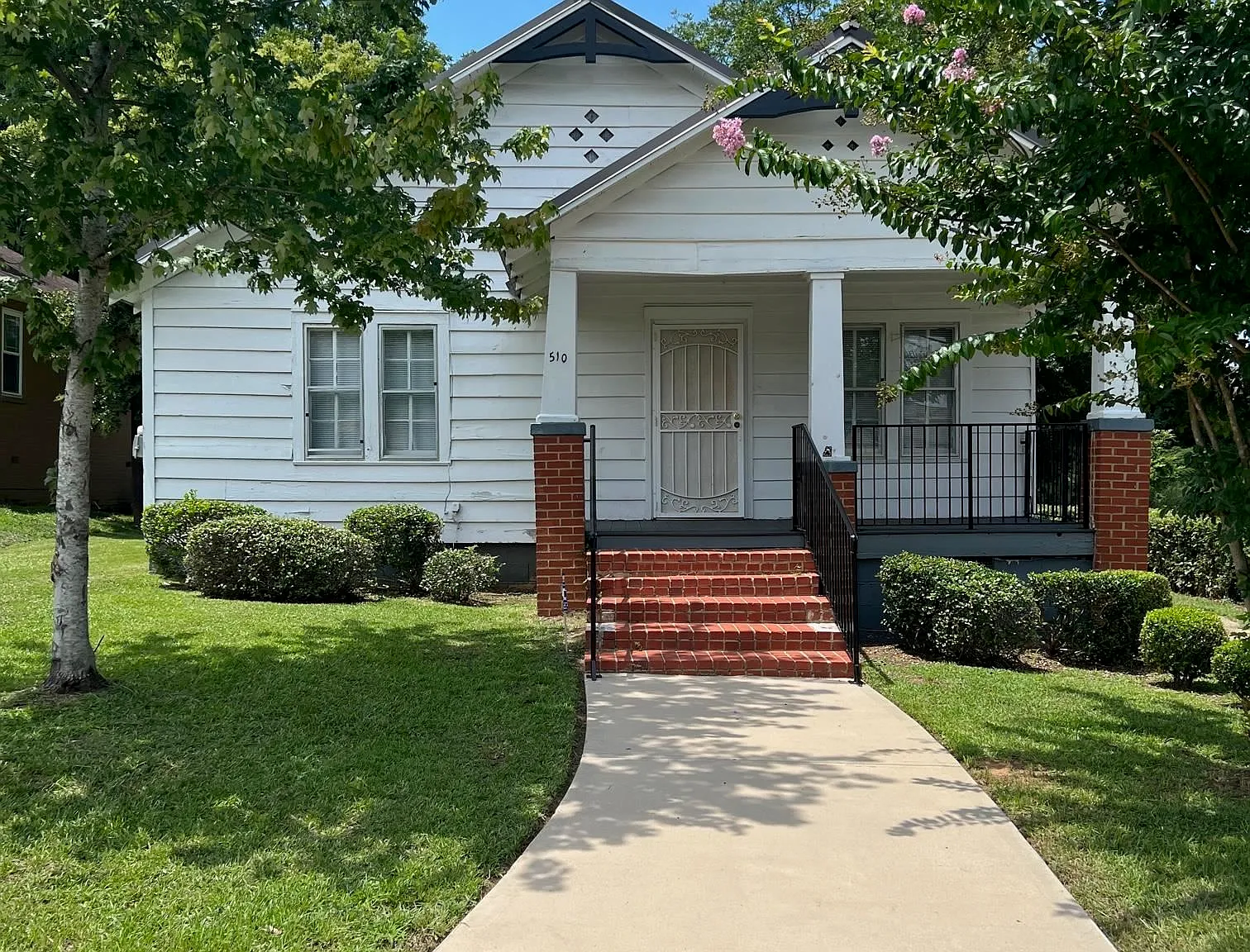 4 bed, 2.0 bath, 1290 sqft, $2,600 — Photo 1