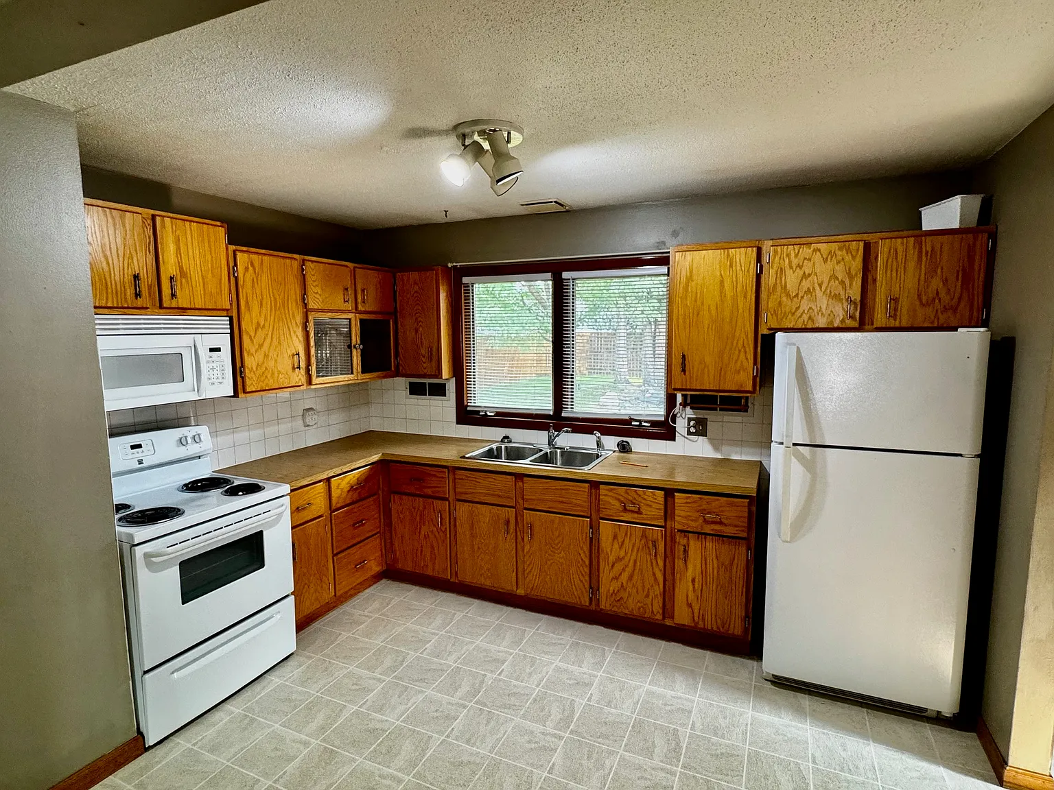 3 bed, 912 sqft, $1,650 — Photo 3