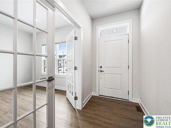 4th image of 1079 Woodmont Ln