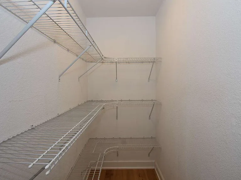1216 Hampstead Ln — Photo 43
