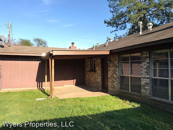 3rd image of 2102B Oak Hollow St