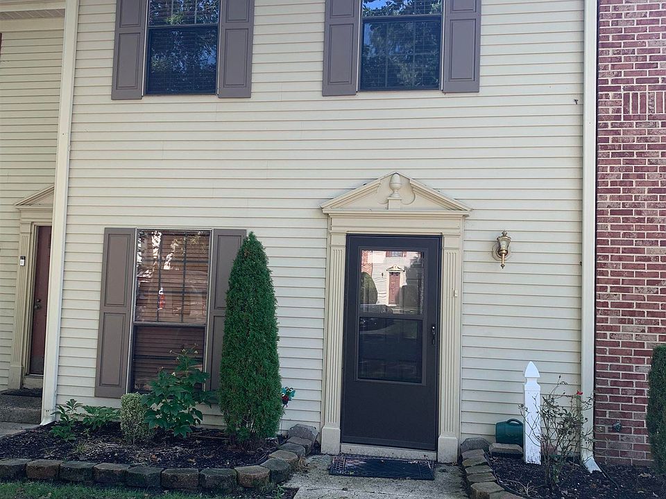 1st image of 32 Greenwich Dr