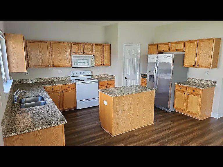 13631 Riding Hill Ave — Photo 5