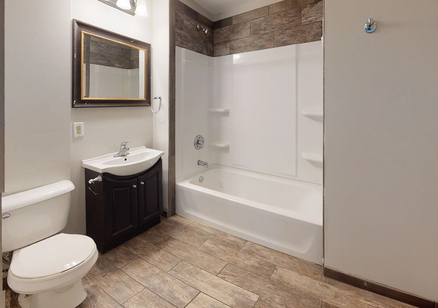 Affordable 6-Bedroom House Close to U of M Campus — Photo 4