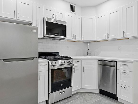 4th image of 325 W 51st St APT 1A