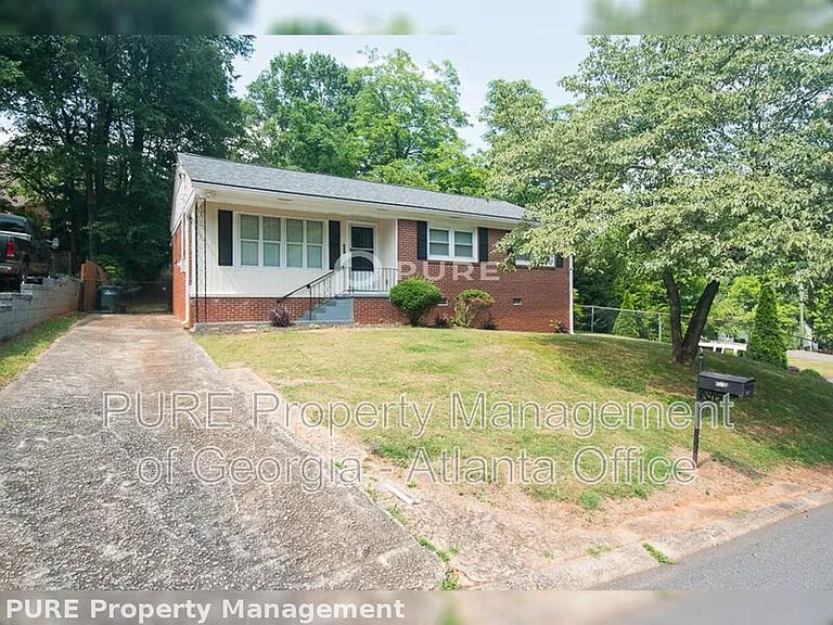 439 Chester St SE — Photo 2