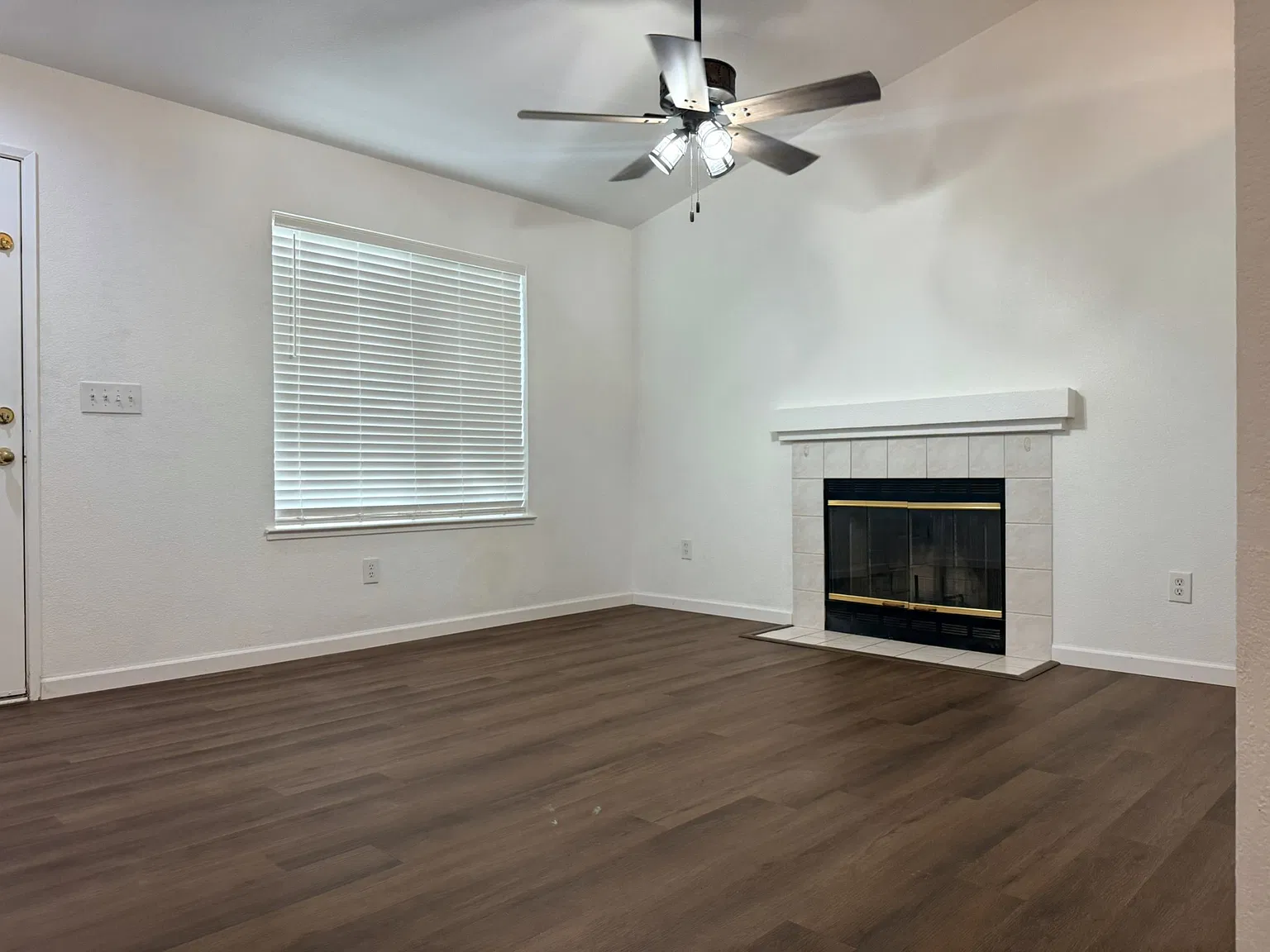 3 bed, 971 sqft, $2,100 — Photo 3