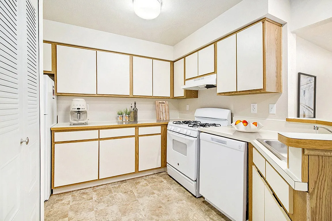 Canal Club Apartments — Photo 2