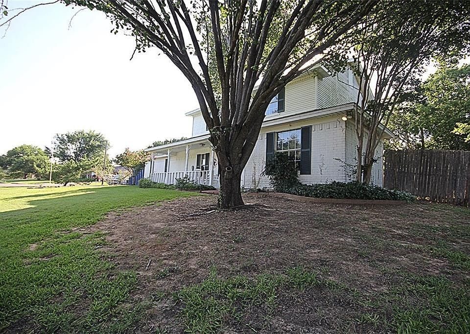 2nd image of 111 Willow Lake Ln