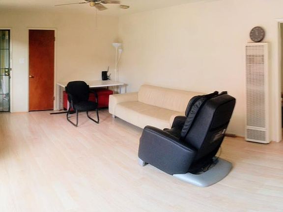2nd image of 3688 Redondo Beach Blvd Unit B