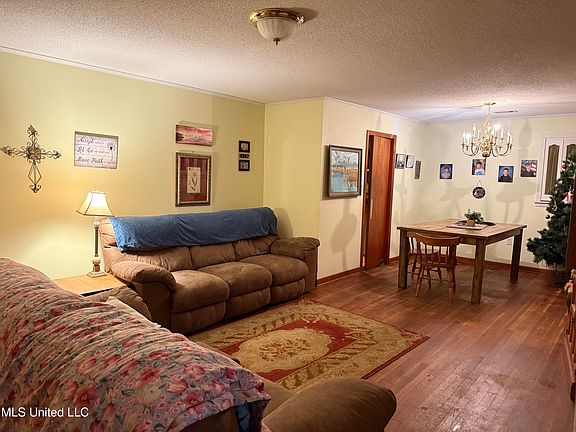 5th image of 109 Mission Rd