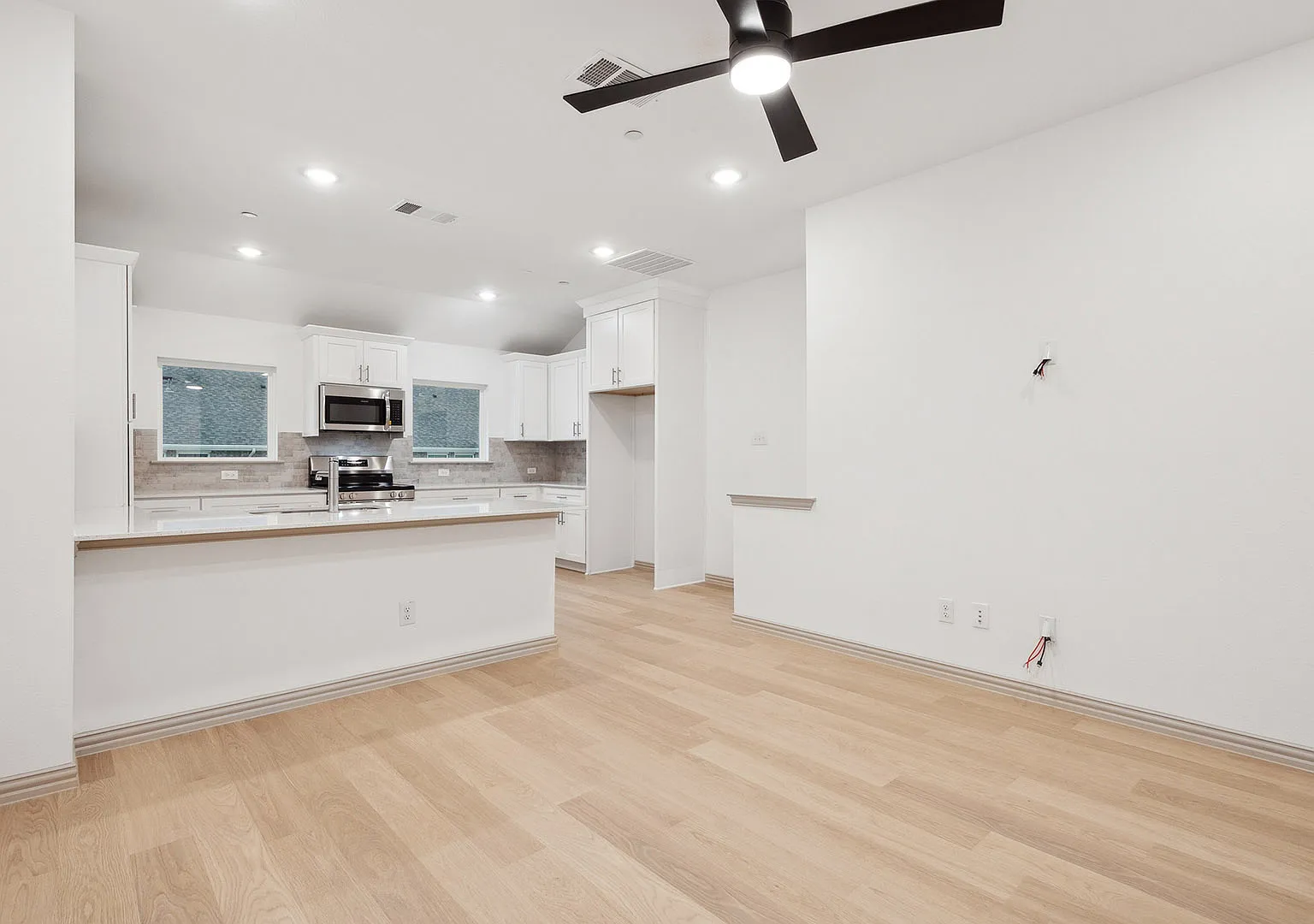 2 bed, 1092 sqft, $2,100 — Photo 1