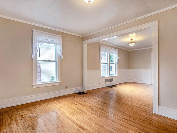 3rd image of 207 N Lewis St